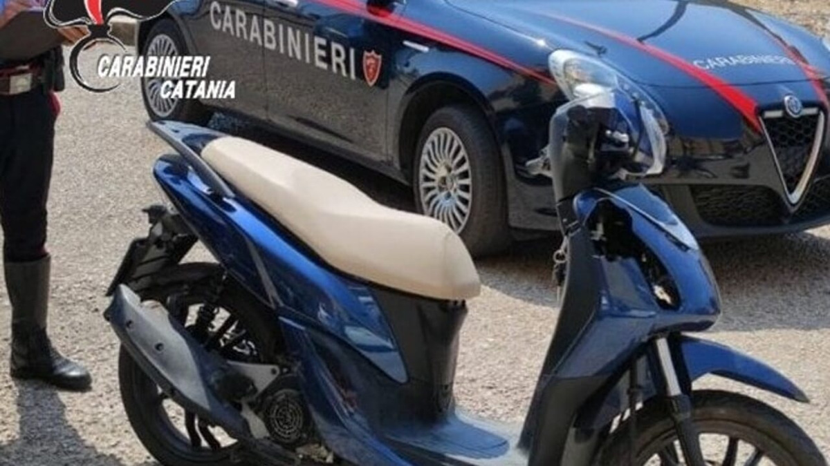 Denunciato 27enne per il furto di un casco nel parcheggio di corso Sicilia - 