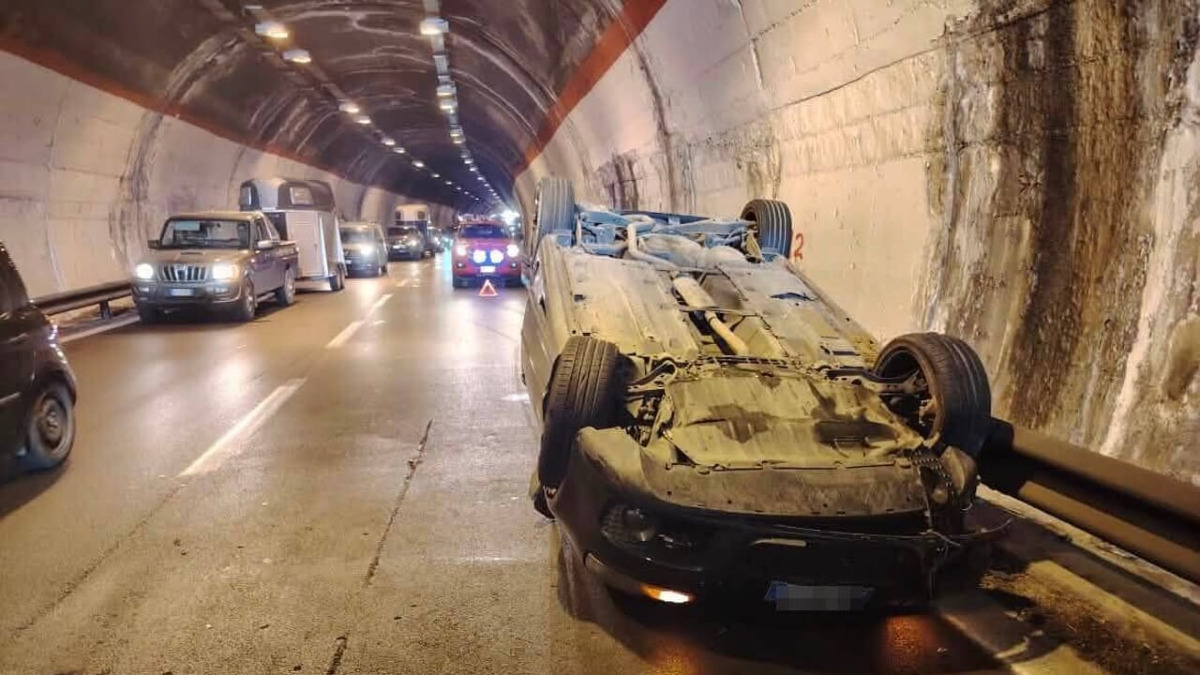 Incidente sull'A19 nel tunnel Ventimiglia a Trabia: un'auto si ribalta, due feriti non gravi - 