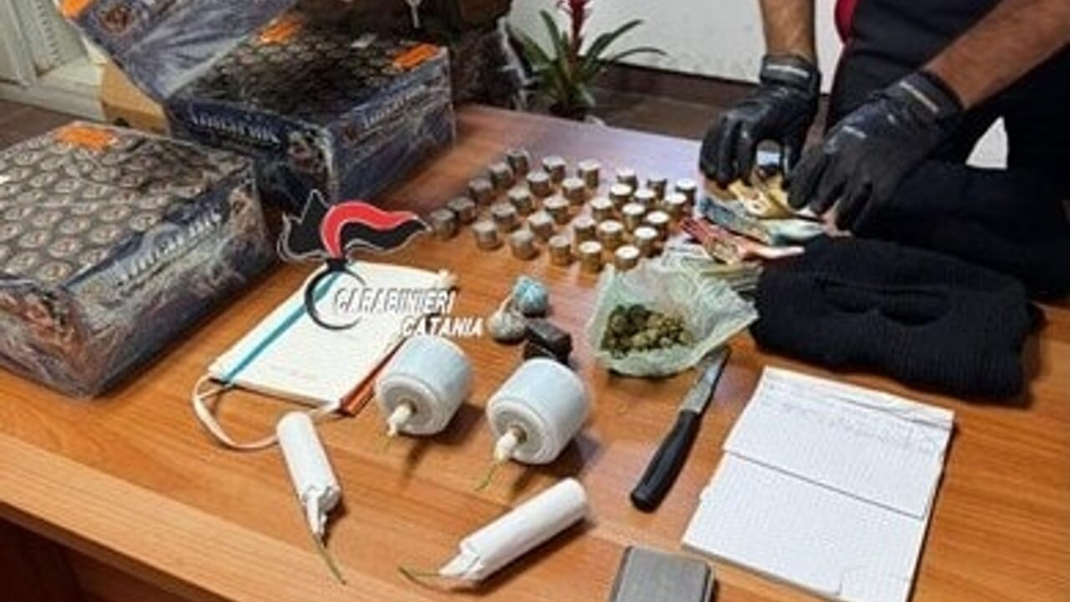 Ramacca, 21enne arrestato: l'appartamento trasformato in una centrale di spaccio con telecamere - 