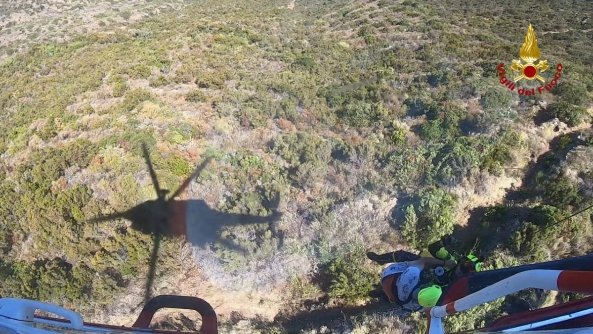Escursionista salvato a Filicudi: recupero con elicottero dei Vigili del Fuoco - 
