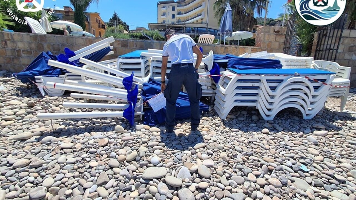 Spiaggia di Caronia, maxi sequestro: 60 attrezzature e oltre 3.000 euro di sanzioni - 