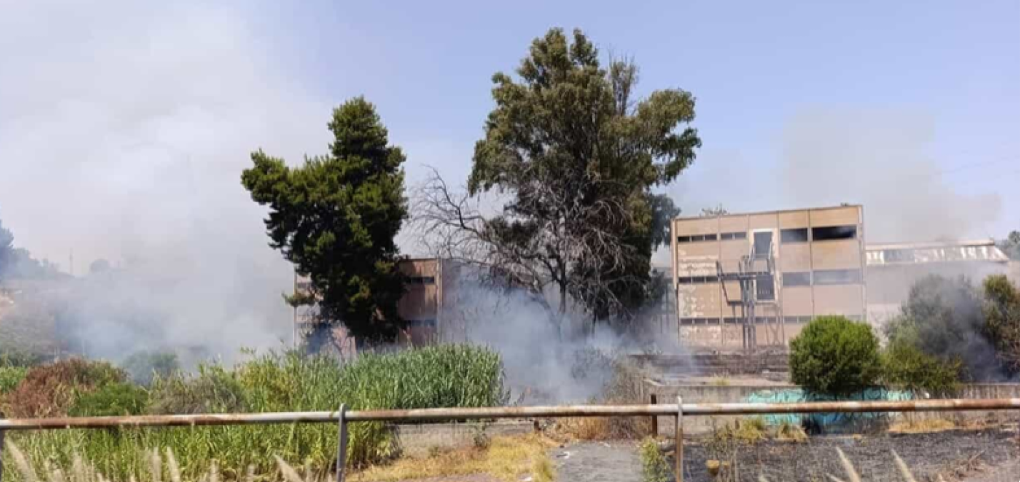 Librino: nuovo incendio nell'ex scuola Brancati, residenti denunciano rischio e abbandono - 