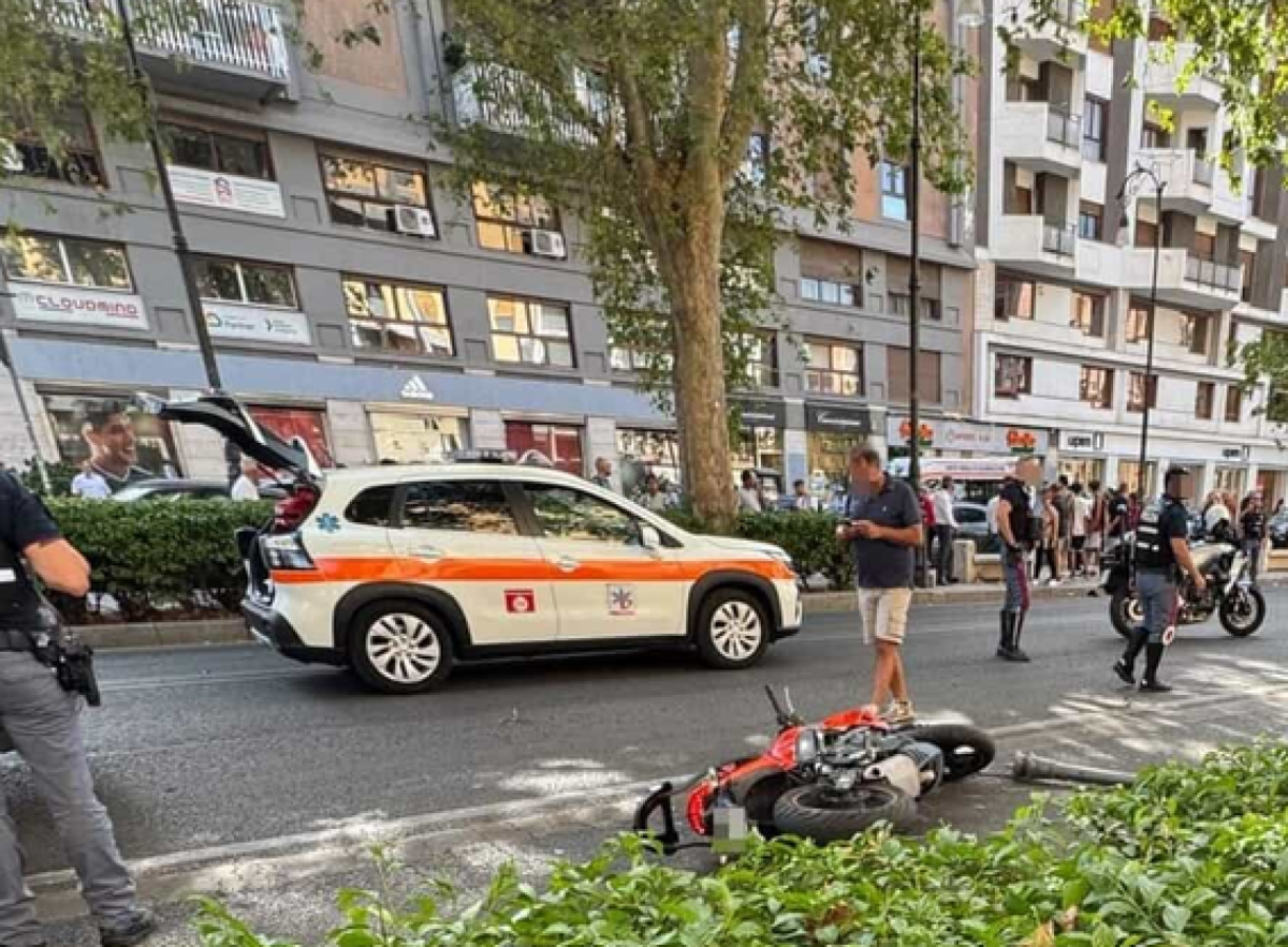 Incidente in via Libertà: motociclista 42enne travolge palo dopo lo scontro con un'auto - 