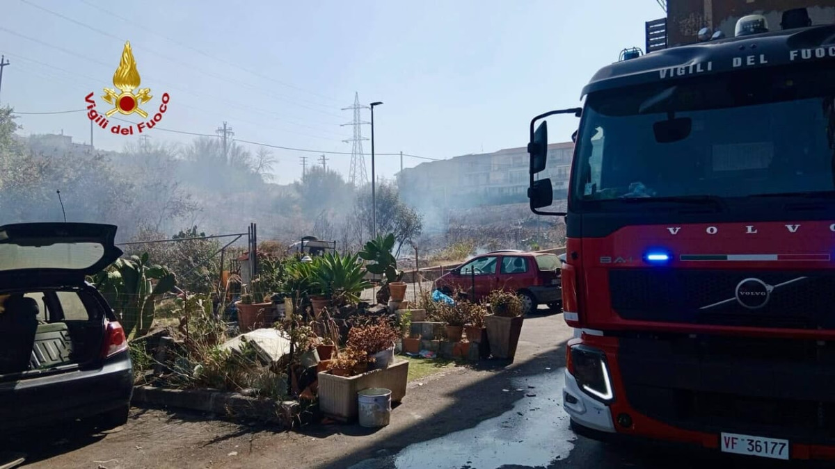 Incendi a Librino, un annegato a Bronte e una donna morta ai crateri Silvestri: 42 interventi dei vigili del fuoco - 