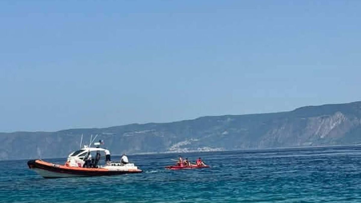 Capo Peloro: gruppo di ragazzi salvato da bagnini e Guardia Costiera dopo essere stato trascinato dalla corrente - 