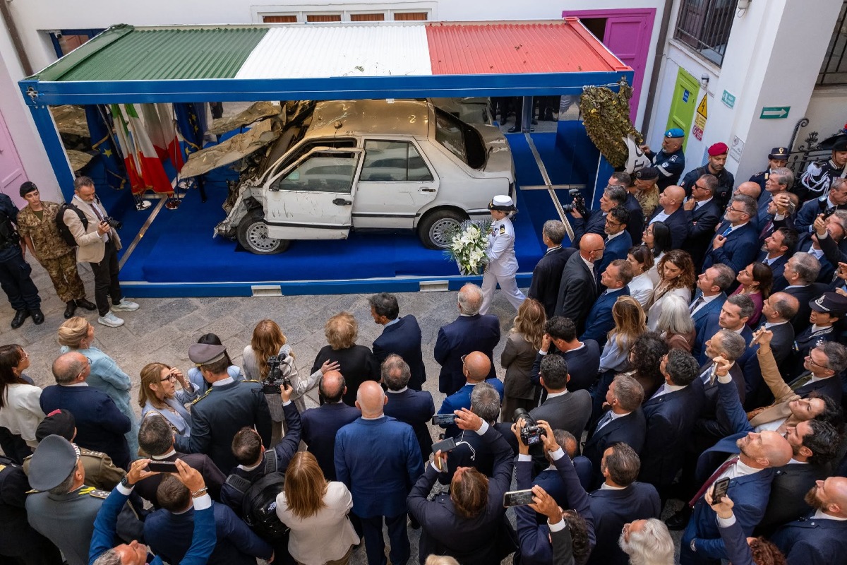 La Fiat Croma di Giovanni Falcone entra nel Museo del Presente: la visita di Giorgia Meloni e il valore della memoria - Credit Foto Fondazione Falcone