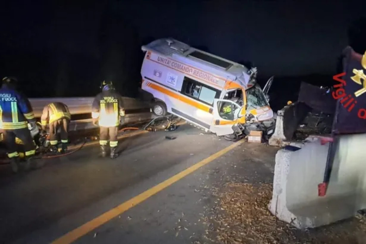 Incidente sulla A19: ambulanza fuori strada, due estratti dai Vigili del Fuoco - 
