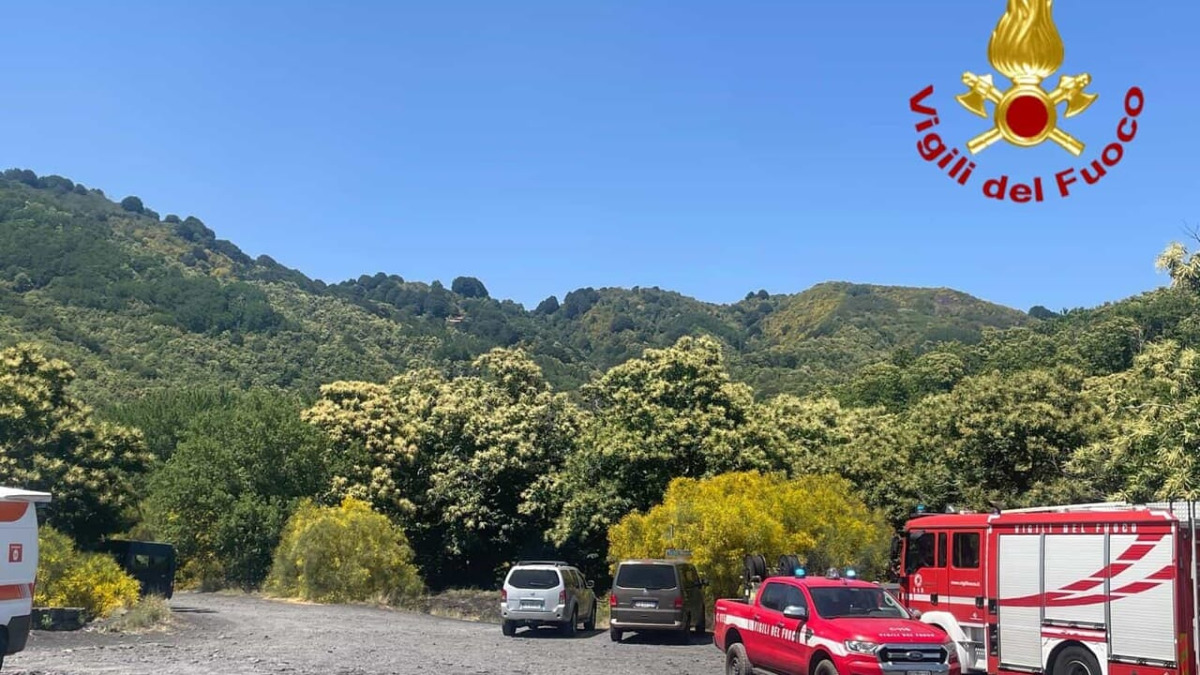 Escursionista 77enne salvato sull'Etna: vigili del fuoco lo trasportano in elicottero - 