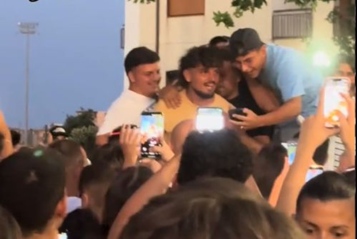 Giovanni Grazioso accolto da una folla a Misterbianco: selfie e critiche dopo Temptation Island - 