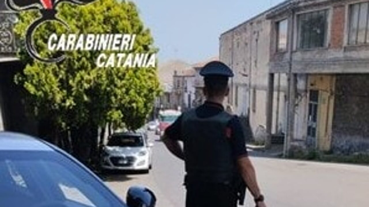 Bronte: 24enne senza patente sfugge al controllo, rintracciato e arrestato dai carabinieri - 