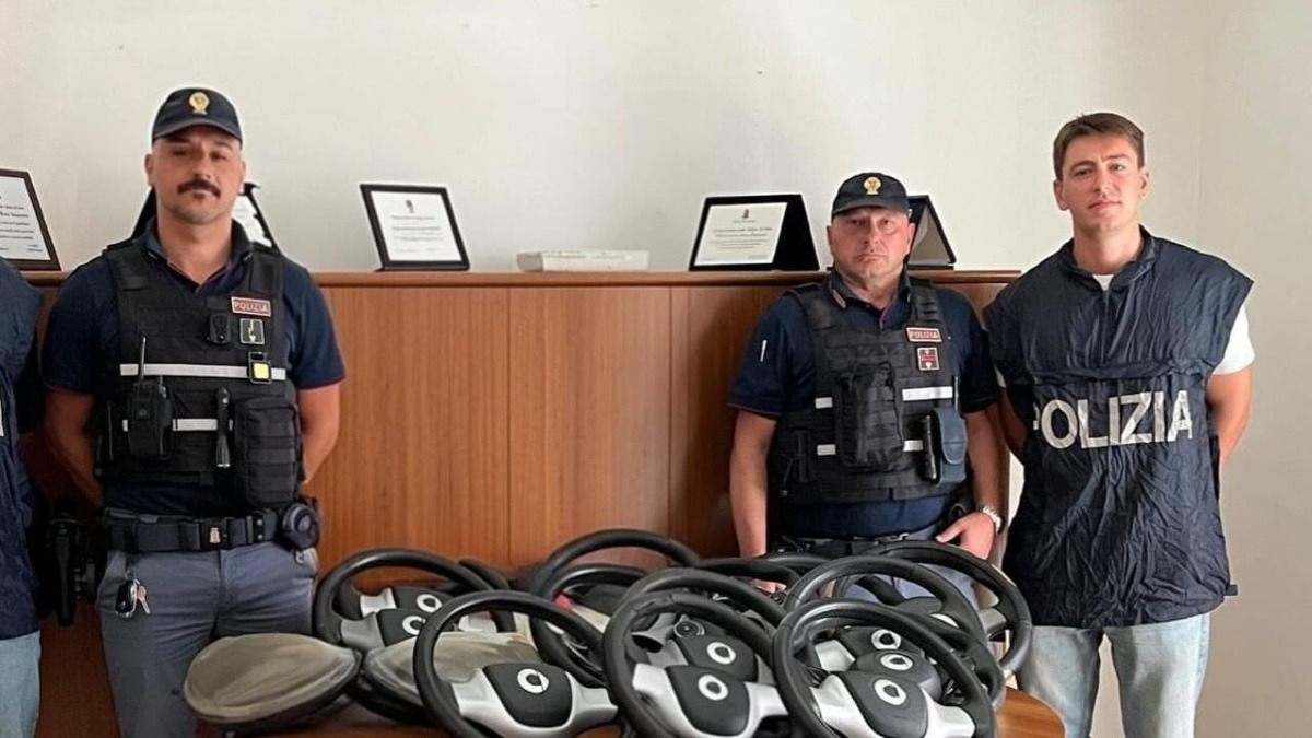 Ricambi rubati su Facebook: sequestrati 12 volanti per Smart, denunciato un 33enne - 
