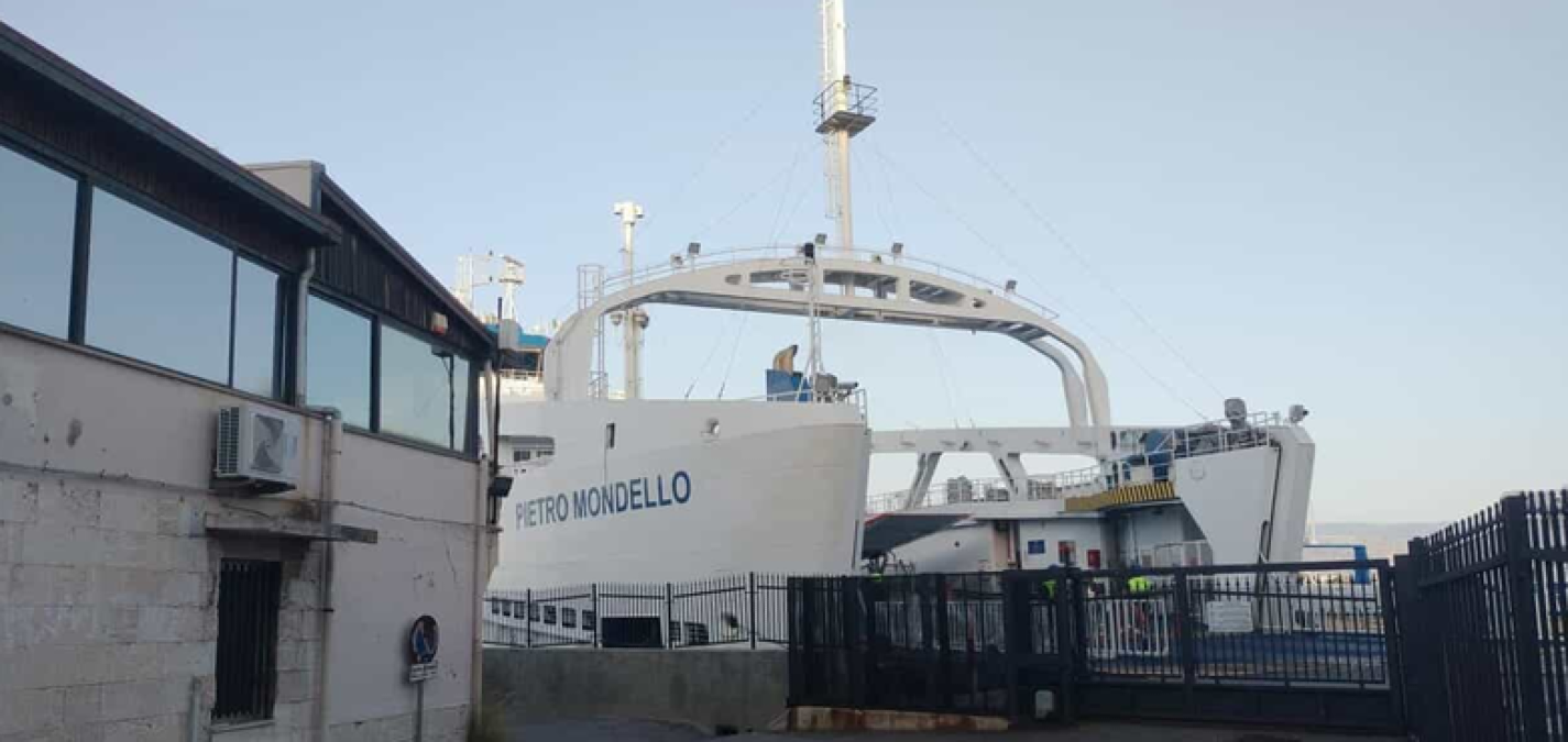 Traghetto urta la banchina alla Rada San Francesco: sei feriti trasportati in ospedale - 