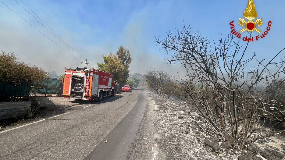 Quasi 40 interventi dei vigili del fuoco nel Catanese: roghi vicino alle case a Ragalna - 