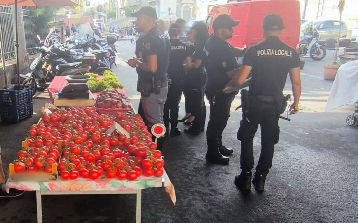 Catania: chiuso deposito alimentare a Piazza Lupo, sequestri e sanzioni per gli ambulanti abusivi - 