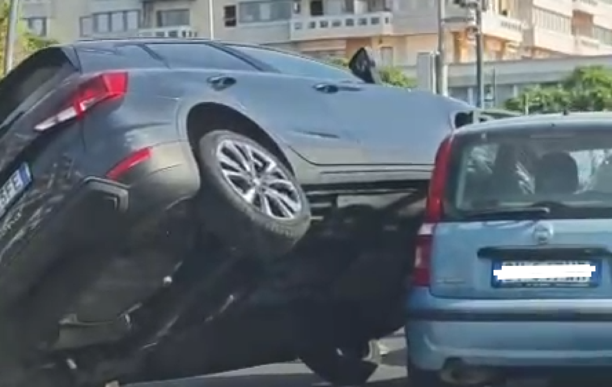 Auto in bilico sul lungomare di Catania dopo uno scontro: strada rallentata e indagini in corso - 