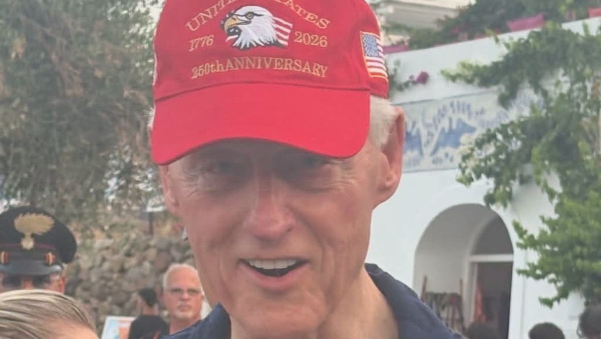 Bill e Hillary Clinton a Panarea: passeggiata, selfie e l'effetto Eolie sul turismo di lusso