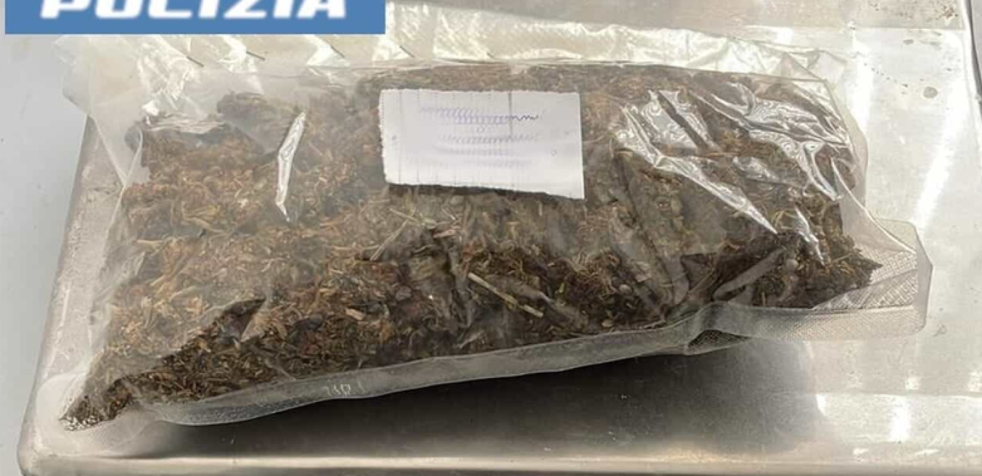 Catania, arrestato 20enne a Librino: 123 g di marijuana e 270 euro sequestrati dopo inseguimento - 