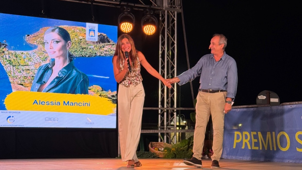 Alessia Mancini a Vulcano per ritirare un premio: viaggio condiviso con la figlia Mya - Credit Foto Alessia Mancini