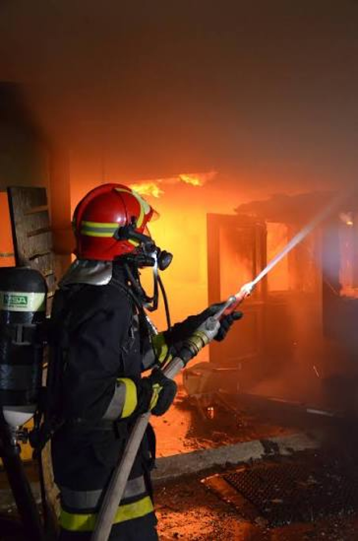 Vasto incendio nella Zona Industriale di Catania: due vigili del fuoco soccorsi durante le operazioni - 