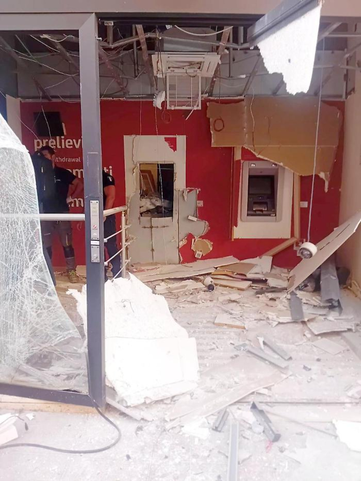 Esplosione nella notte a Scordia: assaltati i bancomat UniCredit, auto abbandonata durante la fuga - 