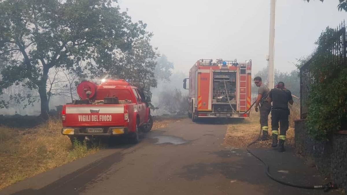 Vasto incendio a Ragalna minaccia la zona residenziale: vigili del fuoco in azione - 