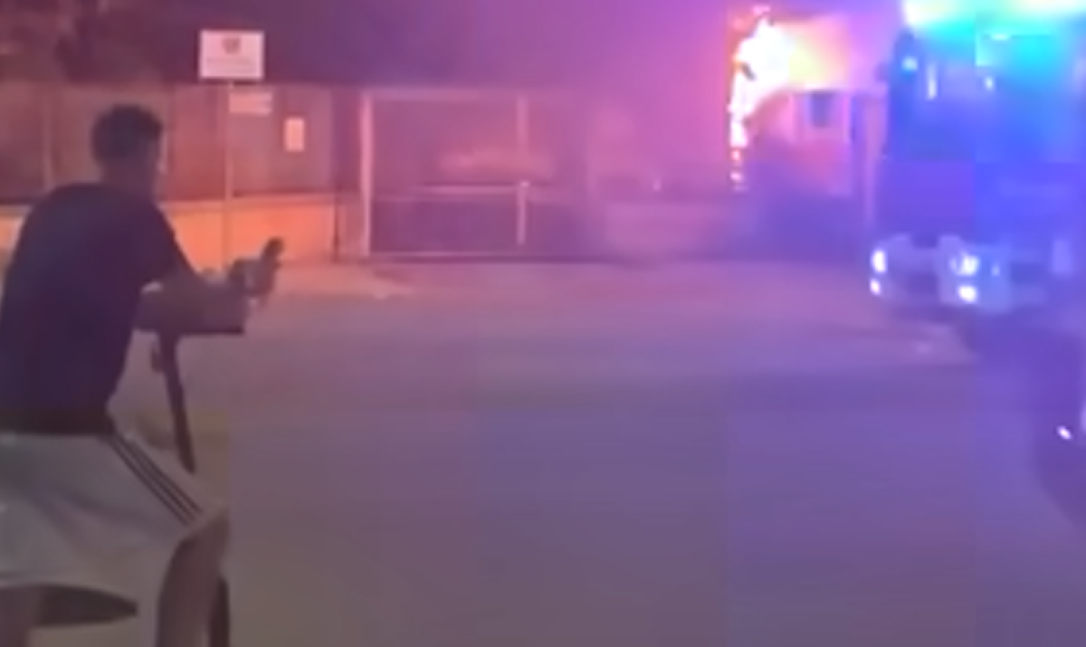 Incendio a Borgo Nuovo: rogo in via Modica domato dopo tre ore, blackout e protesta dei residenti - 