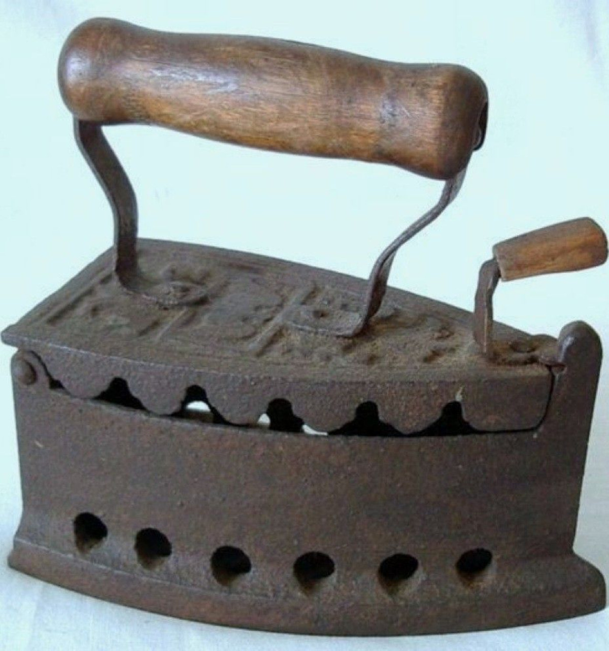 Il ferro da stiro a carbone: il simbolo di una casa di altri tempi - 