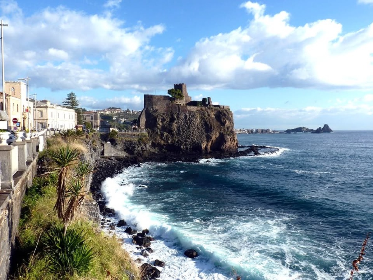 Aci Castello segnala una fioritura di Ostreopsis ovata sul litorale dello Scardamiano - Credit Foto Comune di Aci Castello