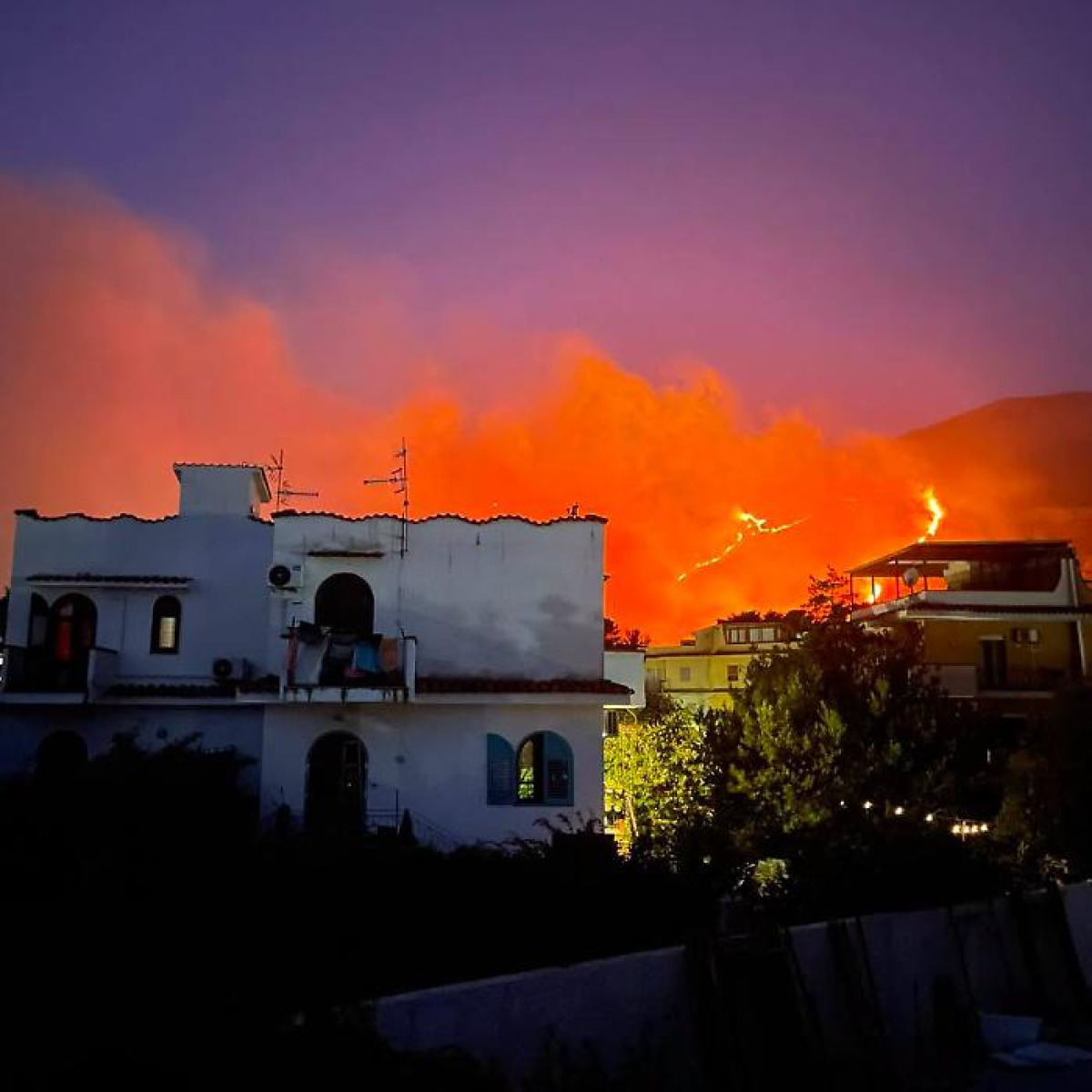 Palermo brucia: notte di incendi tra Monreale e la provincia, autostrade bloccate e blackout - 