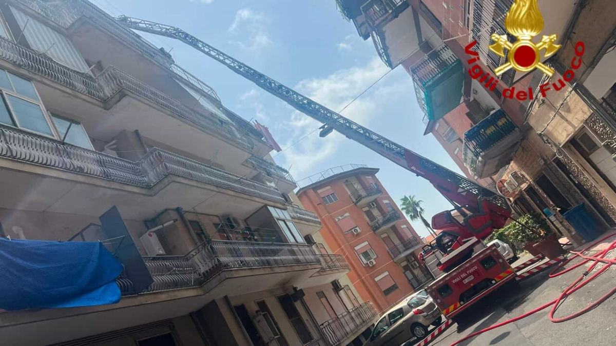 Incendi nella provincia: 51 interventi in un giorno, veranda in fiamme a Mascalucia - 
