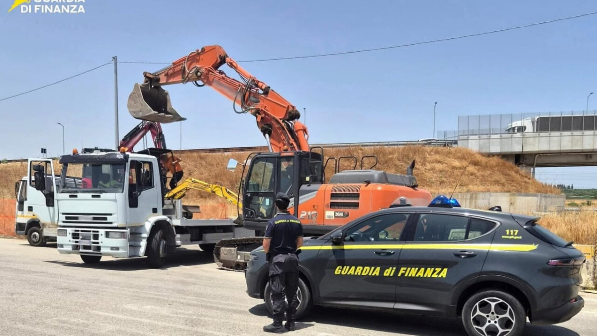 La Guardia di Finanza recupera mezzi da cantiere rubati e li restituisce al proprietario - 
