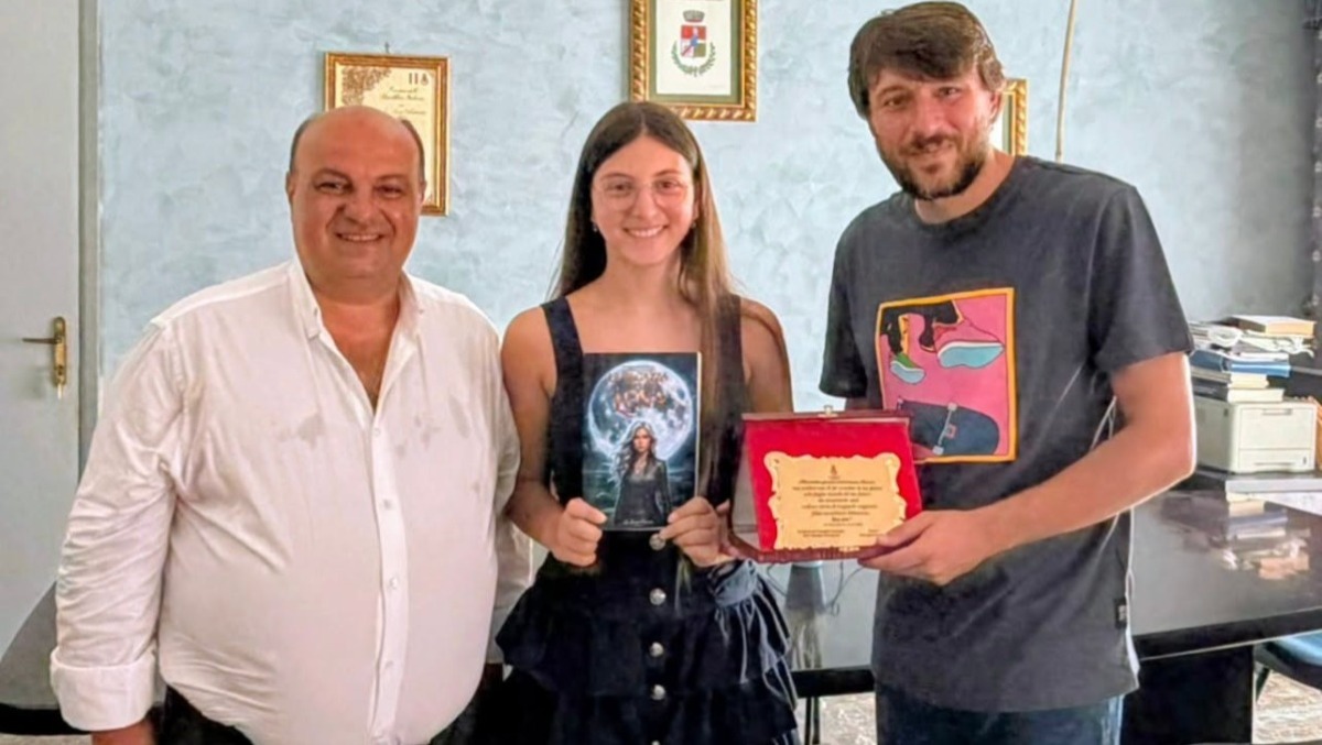 Aci Sant'Antonio premia la giovane autrice Jacqueline Petralia per il romanzo fantasy «La ragazza della luna» - Credit foto Comune di Aci Sant'Antonio