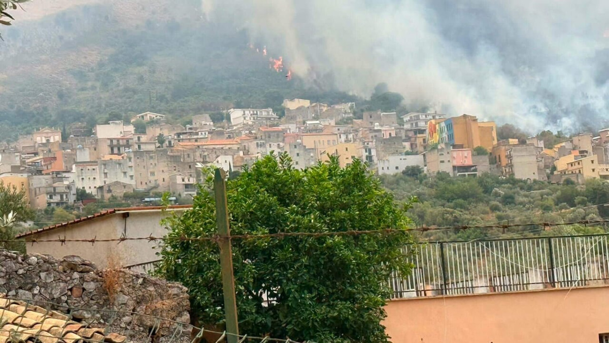 Incendio a Torretta: evacuate abitazioni, due Canadair in azione - Foto: Facebook -> Diego Cardinale