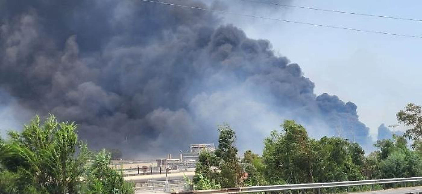 Incendio a Termini Imerese: rogo circoscritto in tre capannoni, mobilitazione di Vigili del Fuoco e Canadair - 