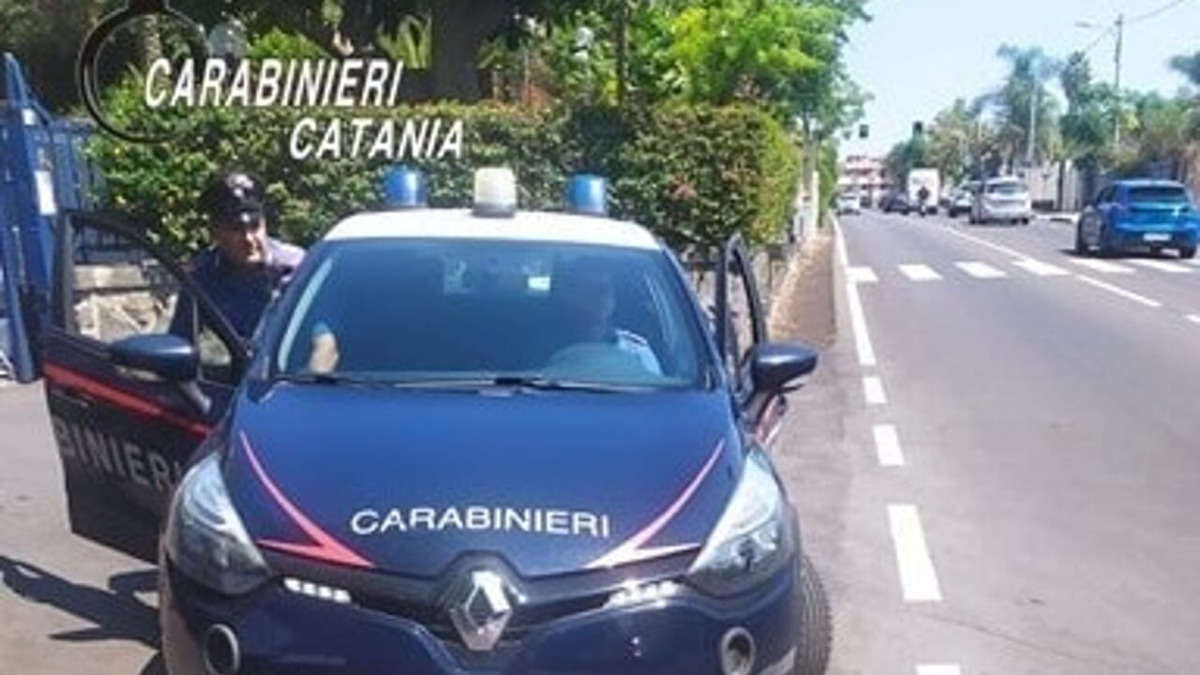 Denunciato 20enne per ricettazione ad Aci Castello: sorpreso in un'auto appena rubata - 
