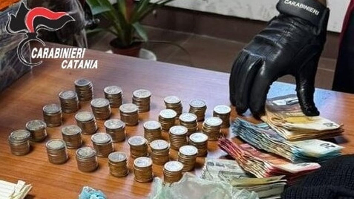 Operazione a Palagonia: arrestati due uomini, sequestrati droga, munizioni e 11.200€ in banconote false - 