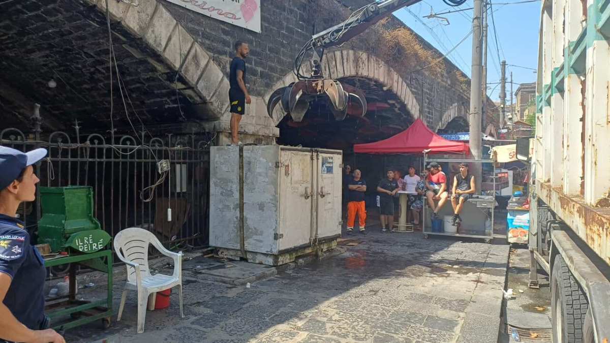 Rimossi due banconi abusivi in via Dusmet: liberato l'ingresso alla Pescheria - 