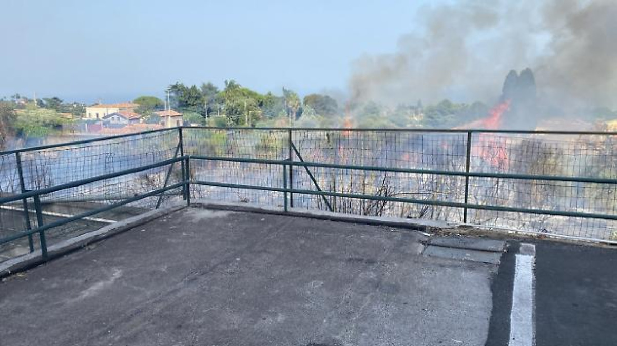 Incendi nel Catanese: fiamme minacciano uliveti, frutteti e villette tra Ragalna e Zafferana - 