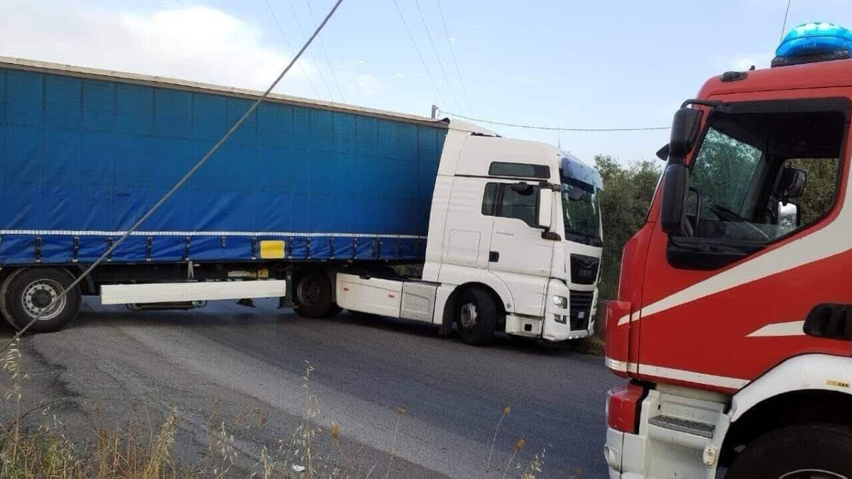 Belpasso: scontro tra auto e motrice, due feriti; poi un autoarticolato contro un palo, strada chiusa - Foto: Videostar