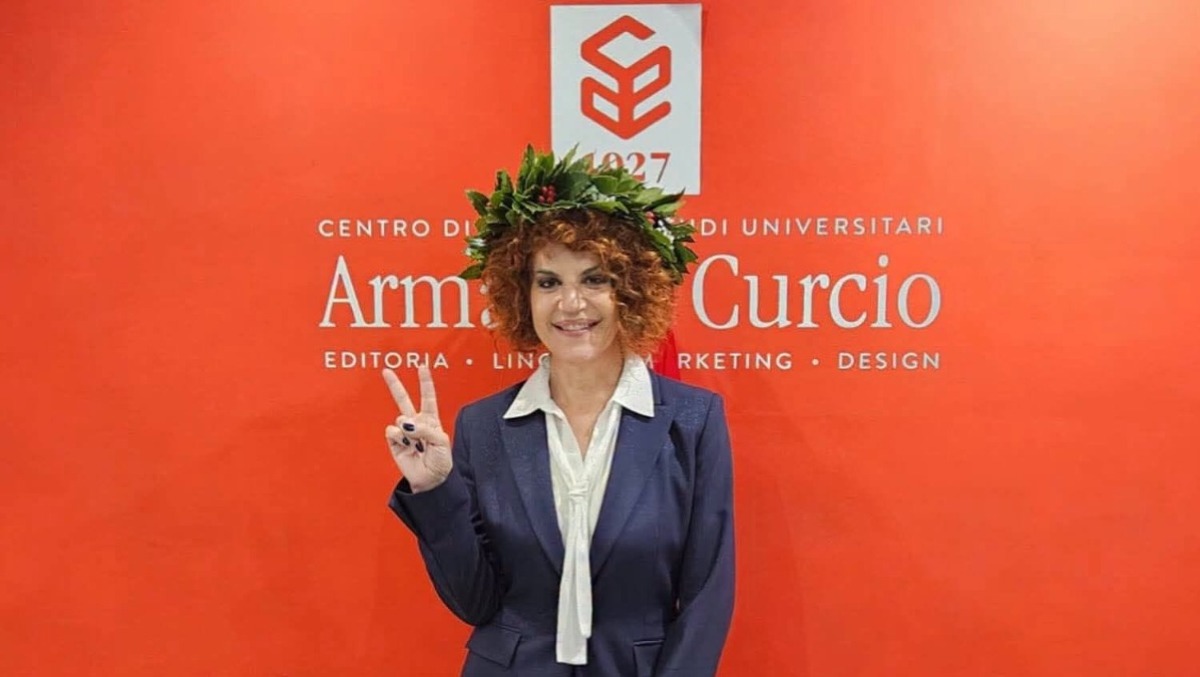Manuela Villa si laurea in editoria e marketing: il traguardo della cantante figlia d'arte - Credit Foto Manuela Villa • Official