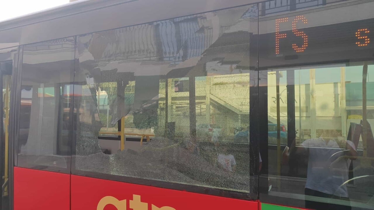 Lancio di sassi contro un autobus Atm a Messina: fermato il presunto responsabile - 