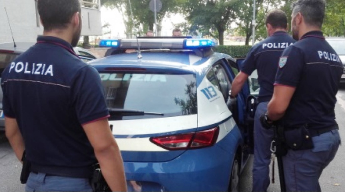 Catania, 43enne arrestato per minacce alla madre: avrebbe chiesto soldi per la droga e aggredito i poliziotti - 