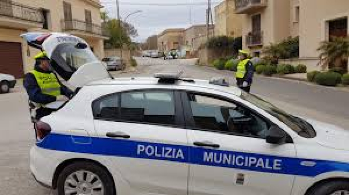 Aggredisce un vigile in via Sangiuliano: giovane bloccato e denunciato - 