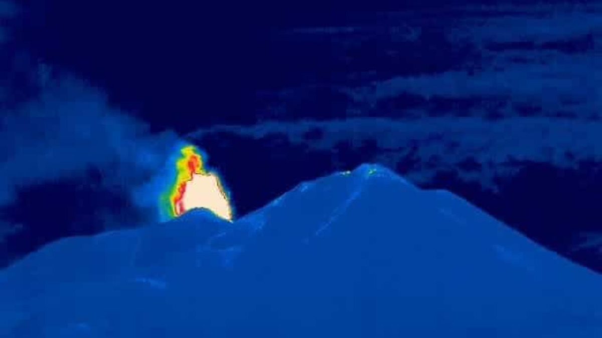 Etna, attività stromboliana alla Voragine: emissione di cenere; aeroporto di Catania al momento operativo - 