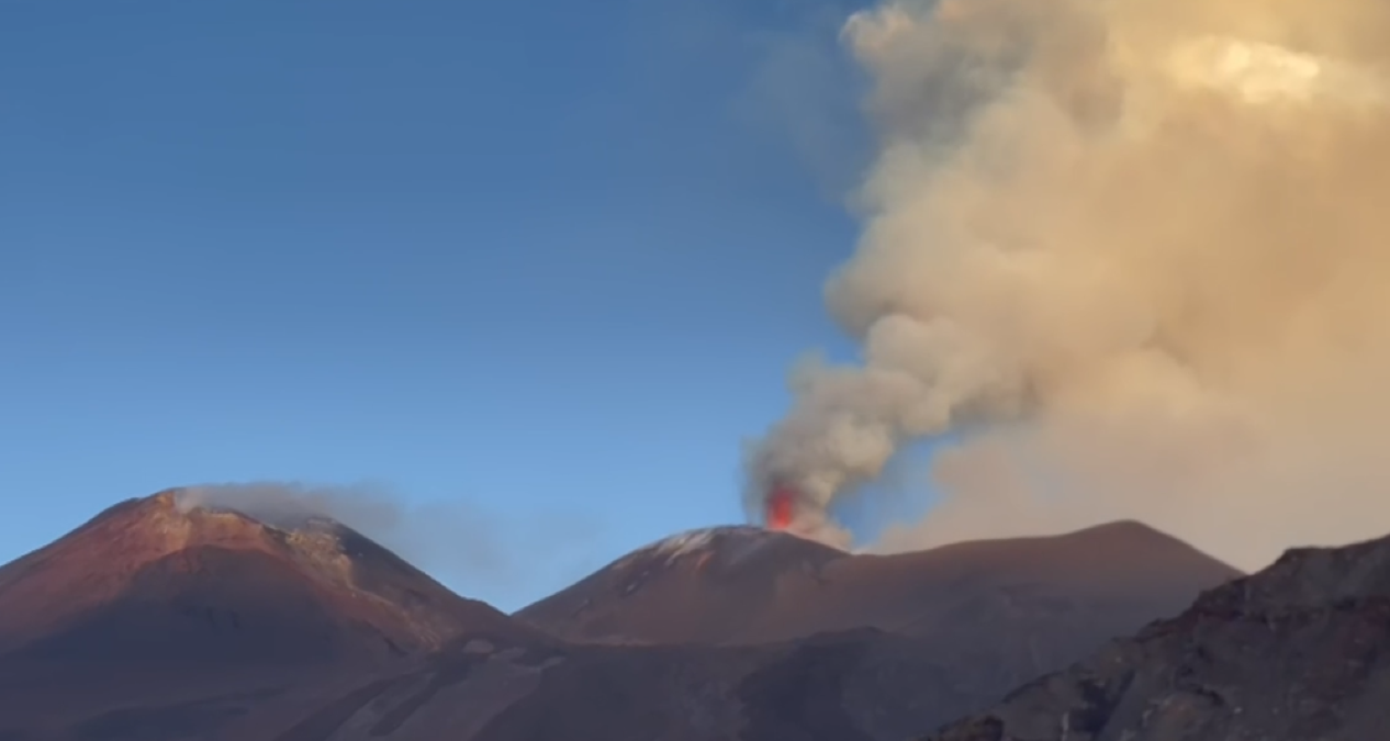 Etna in nuova eruzione: VONA rosso e settore di spazio aereo chiuso, aeroporto di Catania resta operativo - 