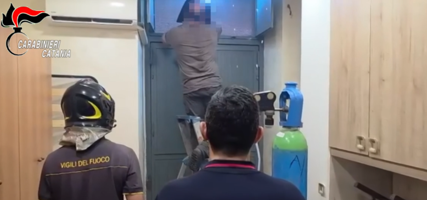 Catania: sequestrato appartamento-bunker in via Murifabbro, due pusher sorpresi barricati - 
