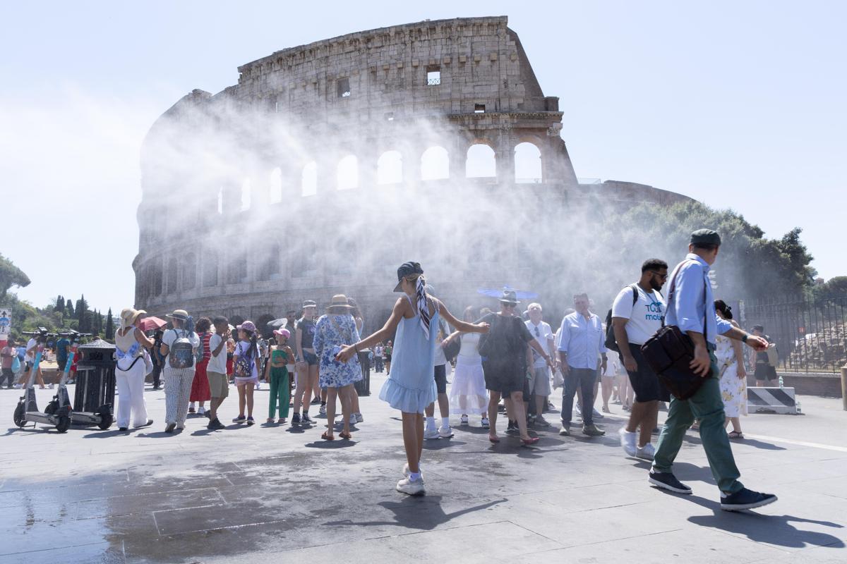 Caldo record in Italia, oggi 16 città da bollino rosso: sabato salgono a 19, poi arriva la svolta meteo - 