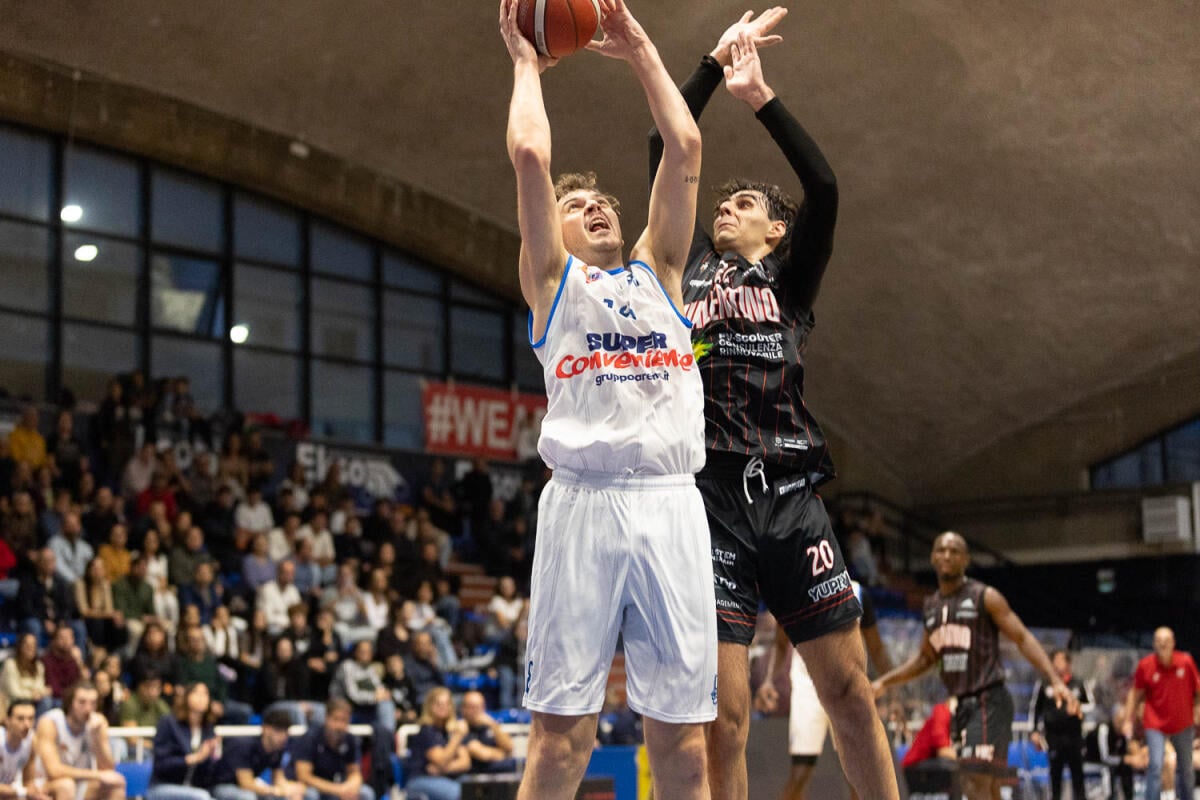 In mezzo all'area svetta ancora Big Mait: Peterson confermato alla SuperConveniente Virtus Ragusa - 