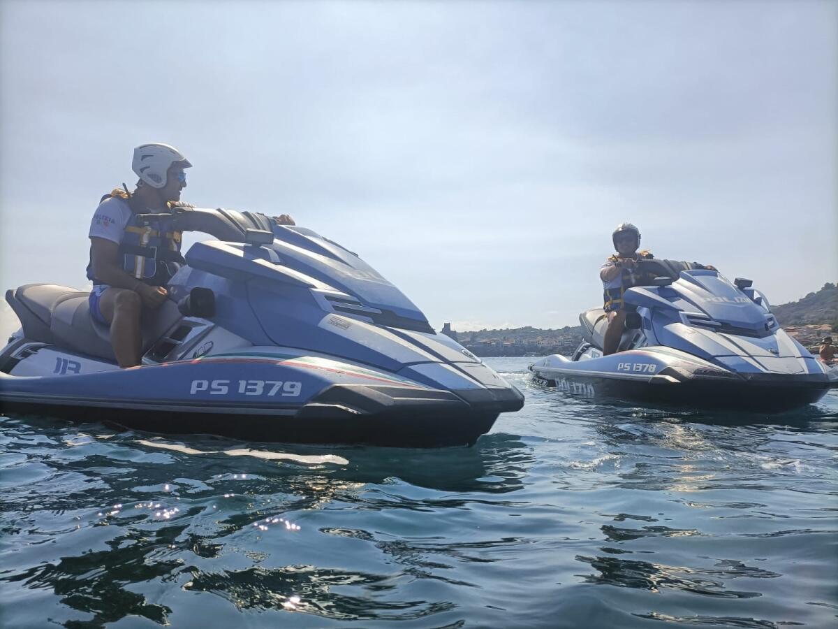 Volanti del mare: la Polizia incontra i ragazzi del campus estivo a Acicastello - 