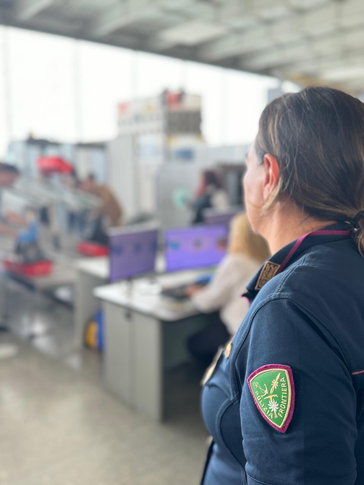 Operatore aeroportuale denunciato per furto: rubato il power bank di una collega a Catania - 